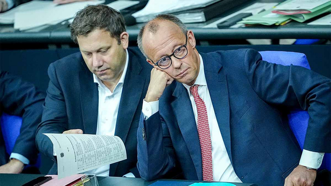 Bundeskanzler Friedrich Merz und Finanzminister Lars Klingbeil sitzen nebeneinander auf der Regierungsbank. 