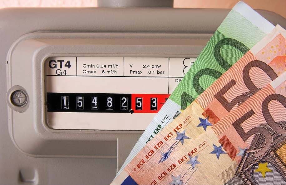 Geldscheine vor einem Gasverbrauchszähler